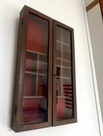 Petit meuble suspendu en bois avec interieur rouge, Ophalen