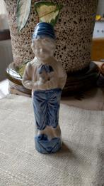 Jongens figuur met pijp, in Delfts blauw kleur, Antiek en Kunst, Ophalen of Verzenden