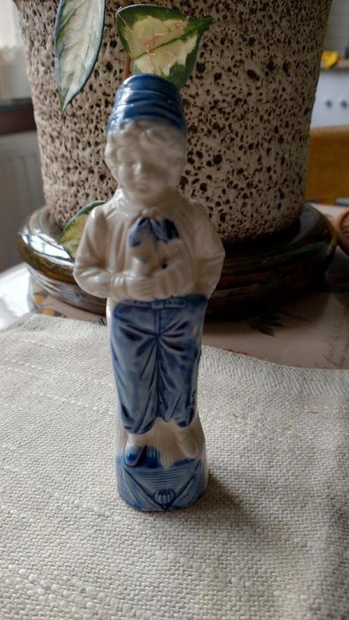 Figurine de garçon avec pipe, de couleur bleu Delft, Antiquités & Art, Antiquités | Porcelaine, Enlèvement ou Envoi