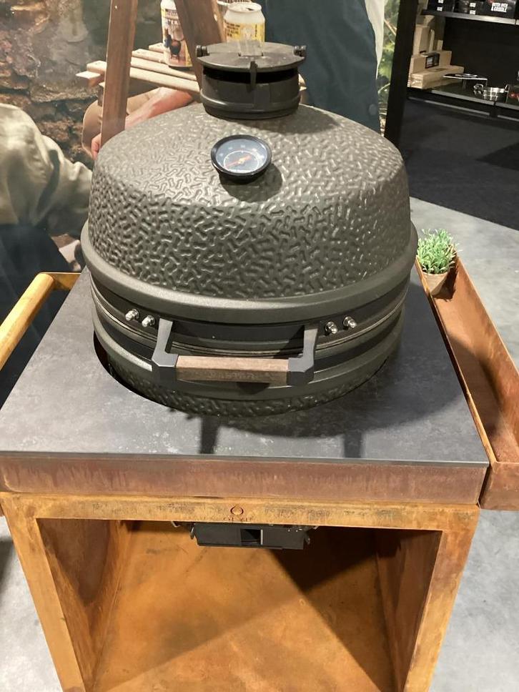 Ofyr kamado table + The Bastard VX kamado, Tuin en Terras, Houtskoolbarbecues, Zo goed als nieuw, Ophalen