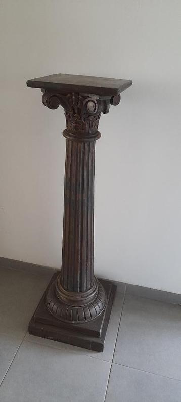 Prachtige houten zuil beschikbaar voor biedingen