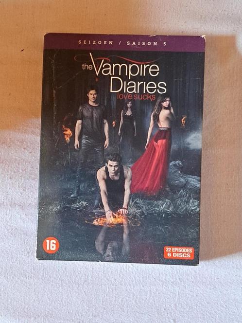 The vampire diaries love sucks seizoen 5, CD & DVD, DVD | TV & Séries télévisées, Enlèvement ou Envoi