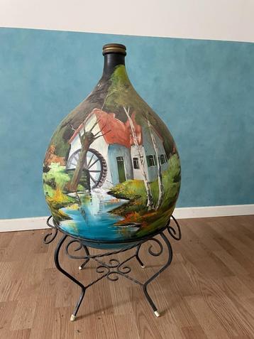 Grote handgeschilderde vintage vaas met molenhuis-tekening – beschikbaar voor biedingen