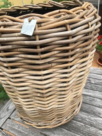 grote rotan cachepot plantenmand beschikbaar voor biedingen