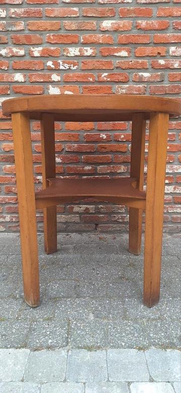 Bijzettafel rond vintage beschikbaar voor biedingen
