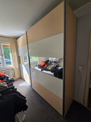 Kleerkast met 3 schuifdeuren. 300cm... beschikbaar voor biedingen