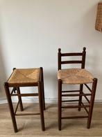 Deux tabourets en bois avec sièges en osier, Maison & Meubles, Avec repose-pieds, 2 tabourets, Enlèvement, Utilisé