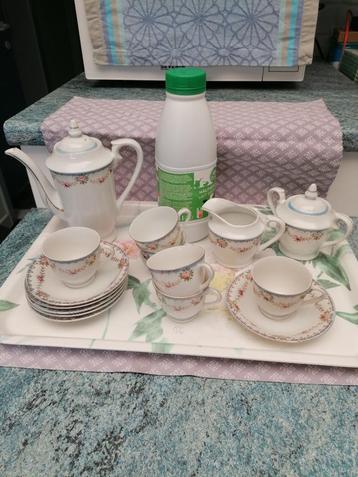 Antiek porseleinen (speelgoed) servies  beschikbaar voor biedingen