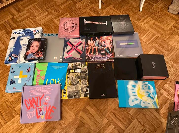 Kpop albums en extra, Hobby en Vrije tijd, Verzamelkaartspellen | Yu-gi-Oh!, Zo goed als nieuw, Ophalen