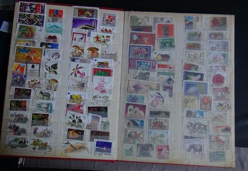 Postzegelalbum A4 (12) zegels uit veel landen, Postzegels en Munten, Postzegels | Volle albums en Verzamelingen, Ophalen of Verzenden