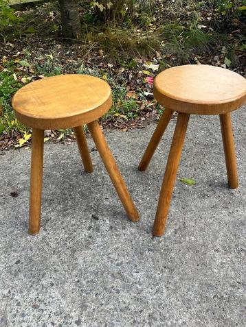 2 houten krukjes beschikbaar voor biedingen