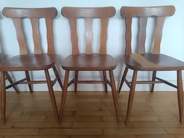 Chaises en bois beschikbaar voor biedingen
