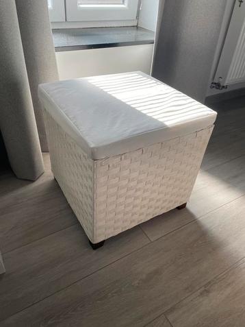 Poefbak, kist speelgoed, witte rieten, vierkante kaptafel beschikbaar voor biedingen