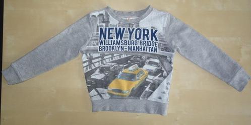 Mooie grijze trui met gele taxi - maat 98/104, Kinderen en Baby's, Kinderkleding | Maat 98, Zo goed als nieuw, Jongen, Trui of Vest