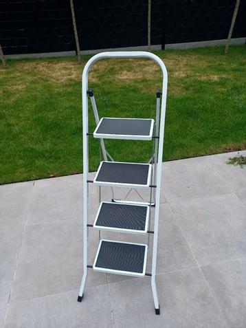 Trapladder Escalo (4 treden) wit (nieuw) beschikbaar voor biedingen