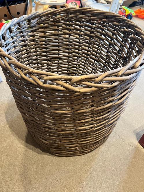 rotan (hout) mand Ø55cm, h60cm, Huis en Inrichting, Woonaccessoires | Schalen en Manden, Zo goed als nieuw, Mand, Rond, Riet, Ophalen of Verzenden