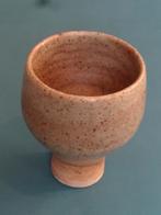 Mooi bekervaasje in gres met signatuur S, hoog 10 cm, Envoi