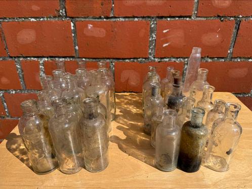 Lot van 30 19e eeuwse apotheekflessen, Verzamelen, Glas en Drinkglazen, Gebruikt, Overige typen, Ophalen of Verzenden