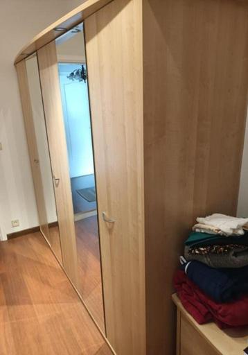 RUIME 5 DEURS KLEERKAST (met 2 spiegeldeuren) beschikbaar voor biedingen