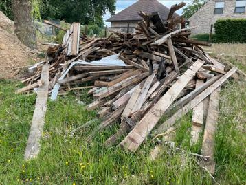 Gratis brandhout beschikbaar voor biedingen