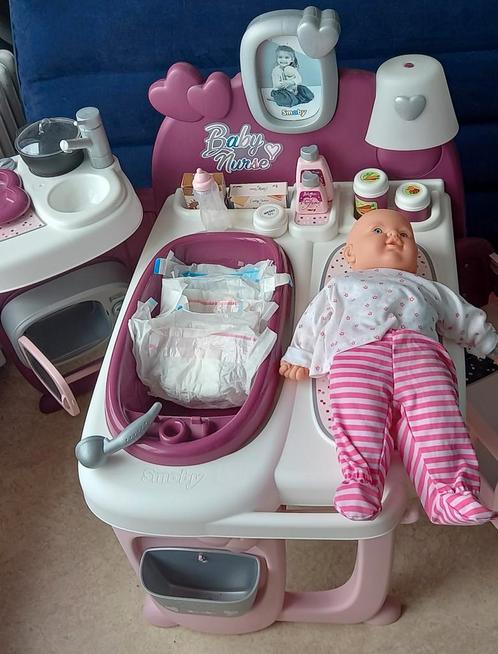 Pop met 15 kinderkameraccessoires en 4 outfits inbegrepen, Kinderen en Baby's, Speelgoed | Poppen, Ophalen