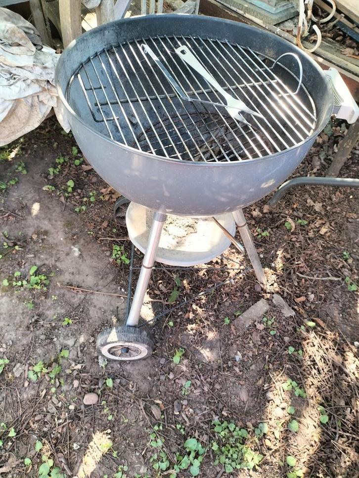 Grijze weber bbq met gratis inox spade en vork, Tuin en Terras, Houtskoolbarbecues, Zo goed als nieuw, Ophalen