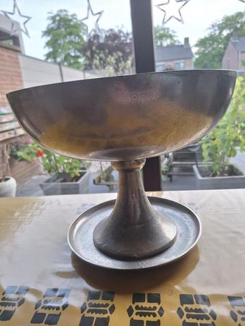 Schaal met onderschaal beschikbaar voor biedingen