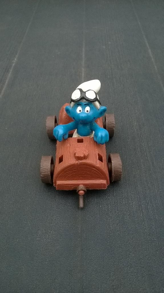 Superschtroumpf dans voiture tronc d’arbre – Quick 4.0232, Collections, Schtroumpfs, Utilisé, Poupée, Figurine ou Peluche, Autres Schtroumpfs