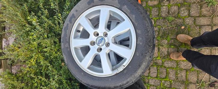 Winterbanden Volvo V70 V60, Auto-onderdelen, Banden en Velgen, Band(en), Winterbanden, 16 inch, 205 mm, Personenwagen, Gebruikt