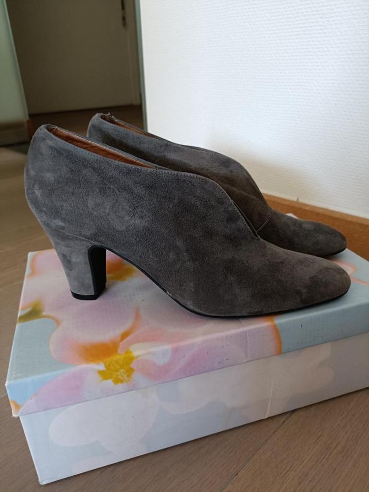 SCHOENEN, grijs suède, maat 36., Kleding | Dames, Truien en Vesten, Nieuw, Maat 36 (S), Grijs, Ophalen