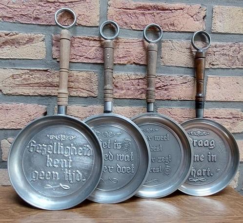 4 Tinnen spreukpannen - Houten steel - In uitstekende staat, Antiek en Kunst, Antiek | Wandborden en Tegels, Ophalen of Verzenden