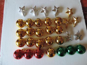 31 stuks kerstdecor, 22 ballen en 9 sterren  beschikbaar voor biedingen