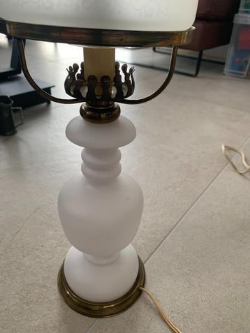 Vintage melkglas tafellamp beschikbaar voor biedingen