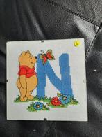 Ingelijst (glas) borduurwerk Winnie the Pooh - Letter " N ", Hobby en Vrije tijd, Borduren en Borduurmachines, Ophalen of Verzenden