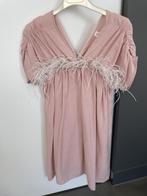 Roze jurk in heel mooie soepele stof met pluimpjes die je ka, Kinderen en Baby's, Kinderkleding | Maat 134, Meisje, Ophalen of Verzenden