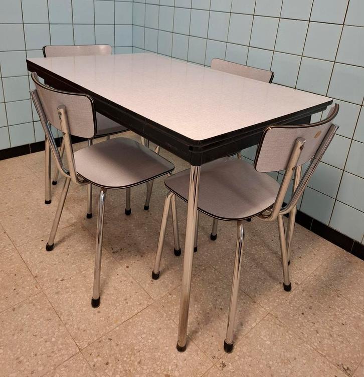 Mooie set grijs witte formica tafel met 5 stoelen, Caravanes & Camping, Meubles de camping, Enlèvement