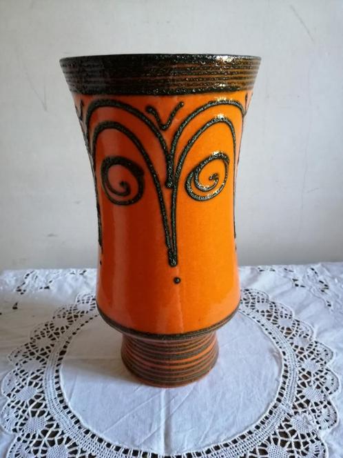 Oranje vaas, gemerkt Foreign met een nummer, Antiek en Kunst, Antiek | Keramiek en Aardewerk, Ophalen of Verzenden