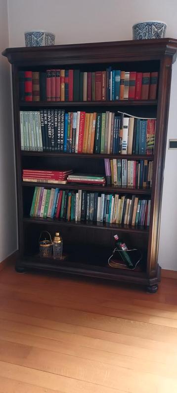 Donker eiken massieve boekenkast beschikbaar voor biedingen