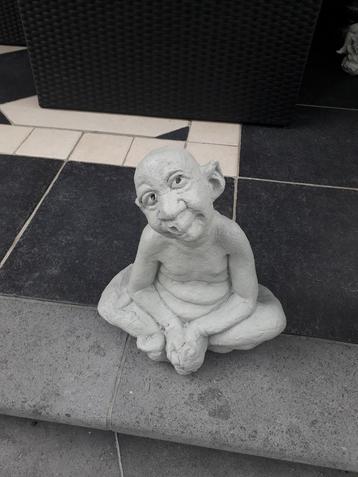 Mooie zittende man in beton beschikbaar voor biedingen