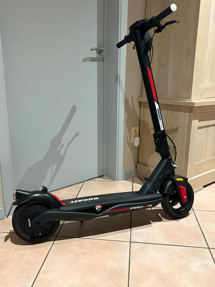 Elektrische step ducati corse pro 3 in nieuwstaat, Fietsen en Brommers, Steps, Zo goed als nieuw, Ophalen