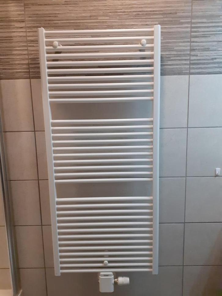 Vasco-handdoekradiator Iris-op ketel-869 watt-ral 9016, Doe-het-zelf en Bouw, Verwarming en Radiatoren, Zo goed als nieuw, Ophalen