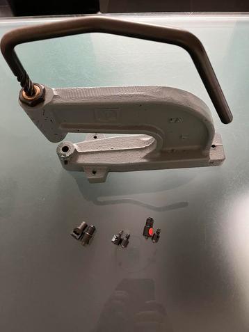 Professionele ring-/haakmachine met 3 stempels en div. ass. beschikbaar voor biedingen