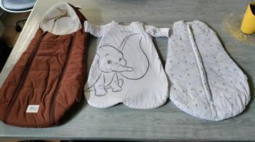Lots de 4 gigoteuses, une chancelière et un tapis d'éveil  beschikbaar voor biedingen