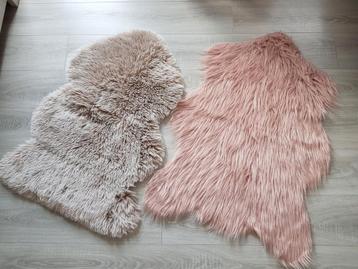 2 tapijtjes - schapenvachtjes (geen echte)  beschikbaar voor biedingen