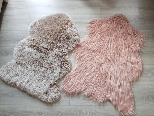 2 tapijtjes - schapenvachtjes (geen echte), Huis en Inrichting, Woonaccessoires | Plaids en Woondekens, Zo goed als nieuw, Ophalen