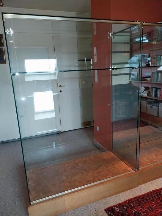 Glazen vitrinekasten op verrijdbare houten sokkel, Huis en Inrichting, Kasten | Vitrinekasten, Gebruikt, Ophalen