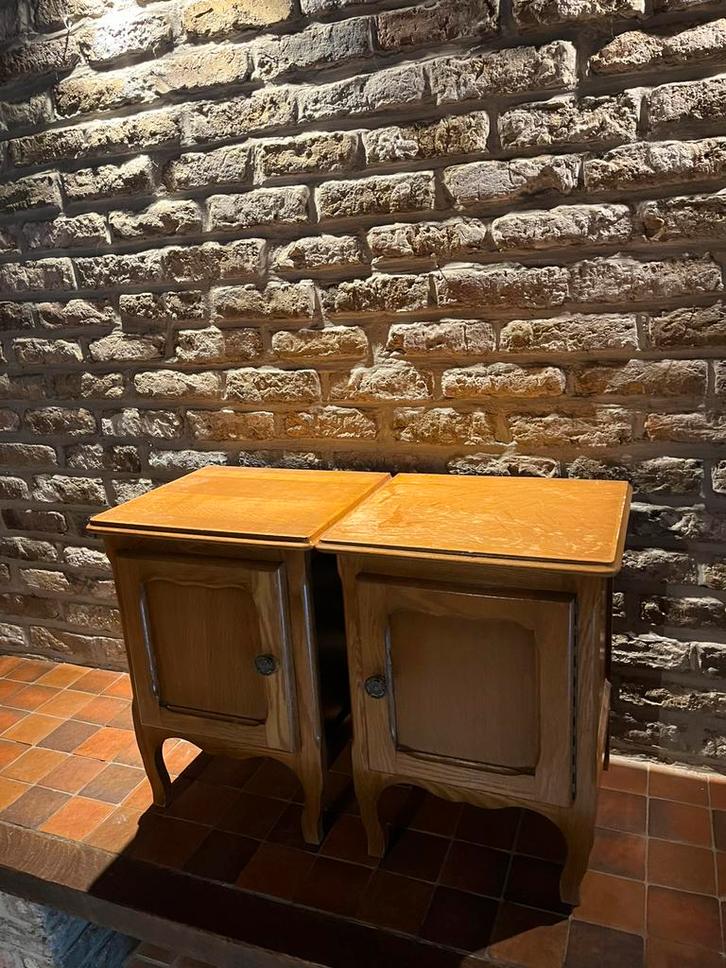 Set van 2 houten nachtkastjes – klassiek model, Huis en Inrichting, Slaapkamer | Nachtkastjes, Ophalen of Verzenden
