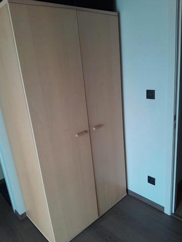 kast en bijpassende bureau beschikbaar voor biedingen