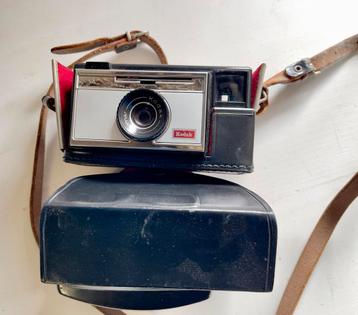 Ancien Kodak appareil photo analogique et son etui cuit noir beschikbaar voor biedingen