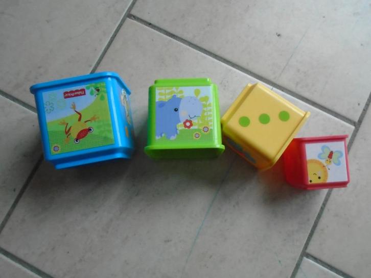 CUBES"FICHER PRICE+EEN HOUTEN VRACHTWAGEN VOOR €0,50, Kinderen en Baby's, Speelgoed | Educatief en Creatief, Gebruikt, Bouwen